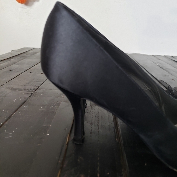 Stuart Weitzman Women's 9 Black Satin Pumps Heels Ribbon Bow Toe FLAWED - Picture 10 of 12
